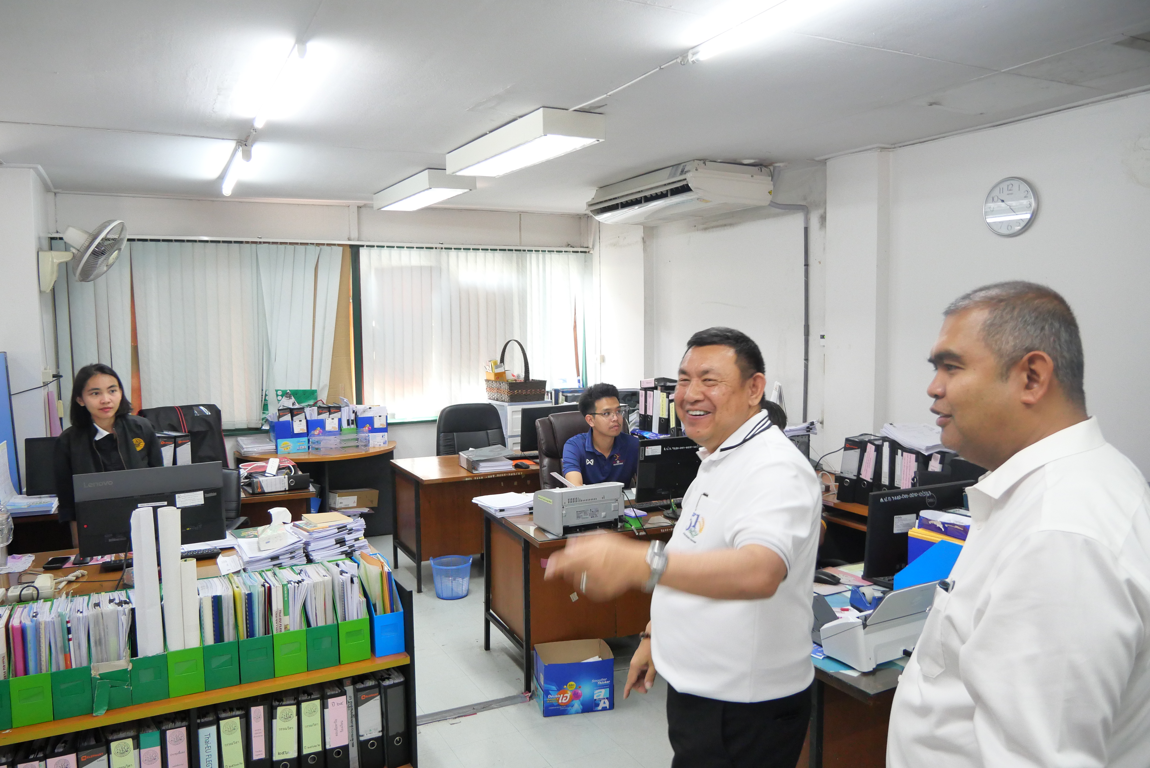 title - เลขาธิการ ส.ป.ก. ตรวจเยี่ยมบุคลากร ส.ป.ก. ถนนราชดำเนินนอก